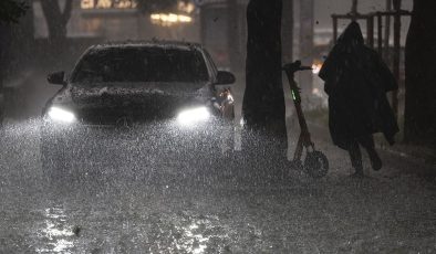 Ankara’yı sağanak yağış vurdu: Cadde ve sokakları su bastı, ulaşım aksadı